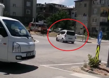 Bursa’da çaldıkları araçla kazaya karıştılar