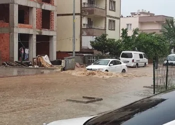 Bursa’da sağanak yağış hayatı felç etti