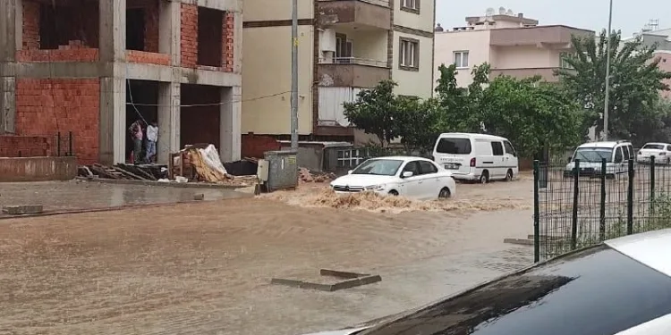 Bursa’da sağanak yağış hayatı felç etti