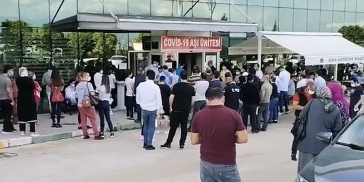 Gemlik ve Mudanya’da aşı kuyruğu