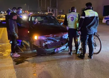 Bursa’da iki otomobil çarpıştı: 3 yaralı