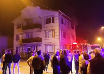Bursa’da 3 katlı binada korkutan yangın