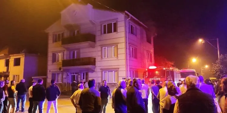 Bursa’da 3 katlı binada korkutan yangın