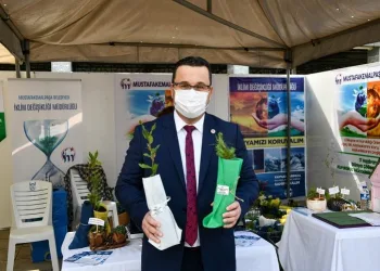 Mustafakemalpaşa Belediyesi Dünya Çölleşme Günü’nde fidan dağıttı