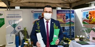 Mustafakemalpaşa Belediyesi Dünya Çölleşme Günü’nde fidan dağıttı