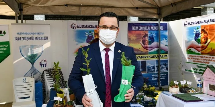 Mustafakemalpaşa Belediyesi Dünya Çölleşme Günü’nde fidan dağıttı