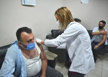 Bursa’da otobüs şoförleri mobil sağlık ekipleri tarafından aşılandı