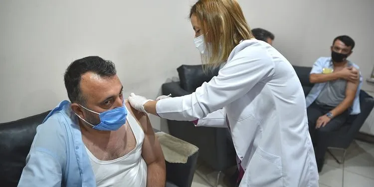Bursa’da otobüs şoförleri mobil sağlık ekipleri tarafından aşılandı