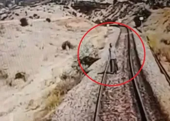Raylarda hareketsiz duran kadına tren çarptı