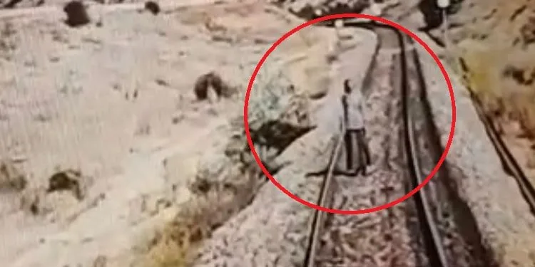 Raylarda hareketsiz duran kadına tren çarptı