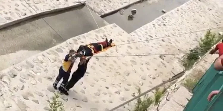 Çocuğunun topunu almak isterken dereye düştü