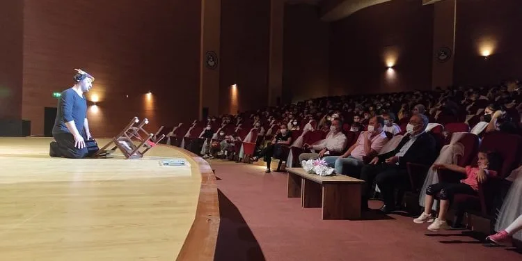 Kestel’de çocuklar tiyatro oyunu ile eğlendi
