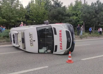 Bursa’da ambulans kavşakta otomobille çarpıştı