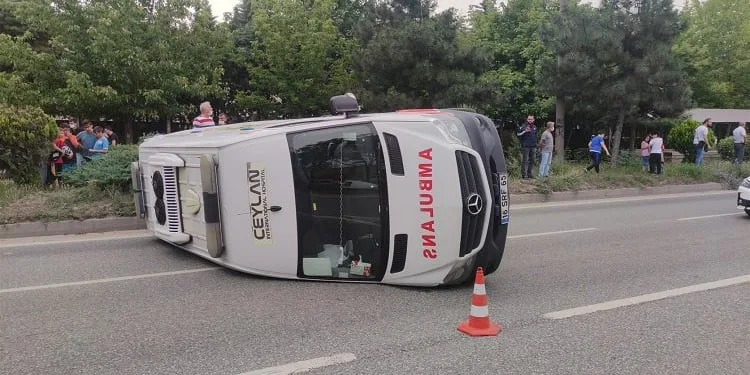 Bursa’da ambulans kavşakta otomobille çarpıştı