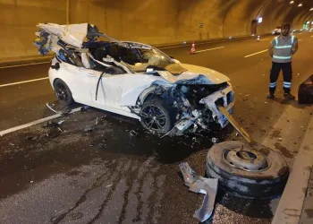 Hurdaya dönen araçtan burnu bile kanamadan çıktı