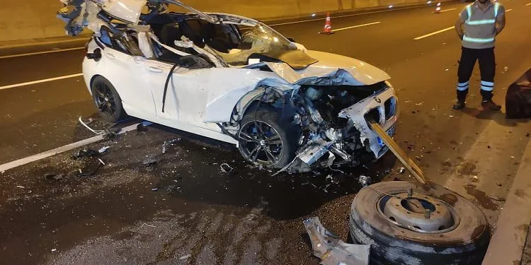 Hurdaya dönen araçtan burnu bile kanamadan çıktı