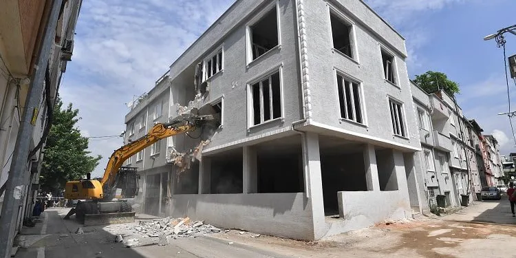 Kaçak inşa edilen 3 katlı bina yıkıldı