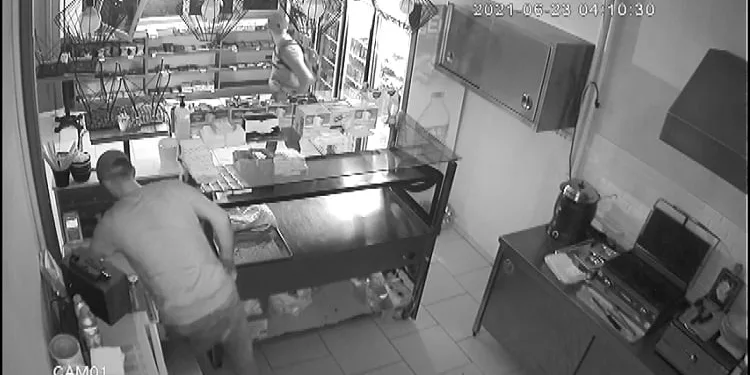 Hırsızlık için girdiler, parayı az bulunca içecekte çaldılar