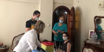Evde bakım yardımı alanlar evinde aşılanıyor