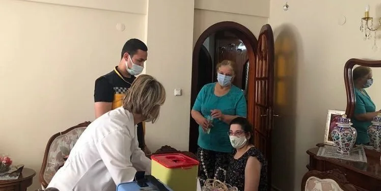 Evde bakım yardımı alanlar evinde aşılanıyor