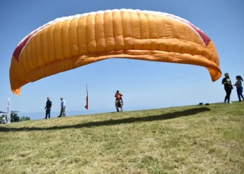 Gürle Dağı’nda yamaç paraşütü heyecanı