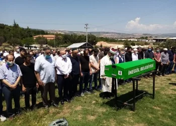 2 kızını aynı anda toprağa verdi