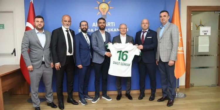 Bursaspor’un yeni yönetimi AK Parti İl Başkanlığı’nı ziyaret etti
