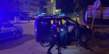 Polisten kaçarken mezarlık duvarına çarptı
