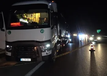 Bursa’da otobanda yürüyen yayaya TIR çarptı