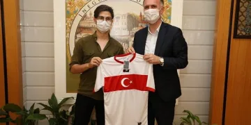 Milli forma talihlileri hediyelerini aldı