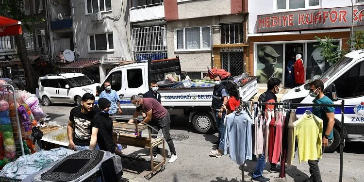 Osmangazi’de kaldırımlar işgalden kurtarıldı