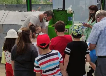 Mustafakemalpaşa’da öğrenciler yemek artıklarını gübre yaptı