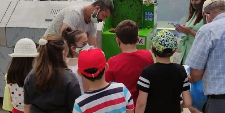 Mustafakemalpaşa’da öğrenciler yemek artıklarını gübre yaptı