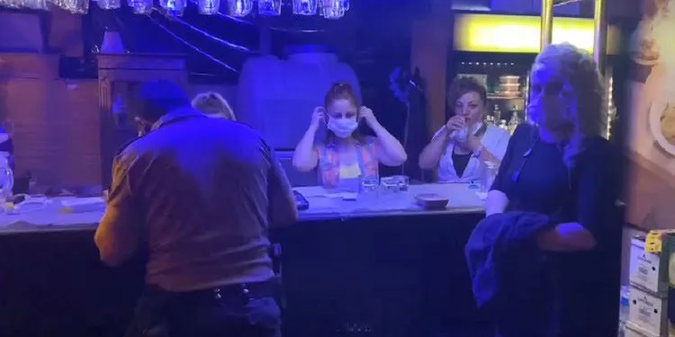 Bursa’da kısıtlamada açık eğlence mekanına baskın