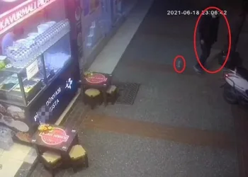 Bursa’da çalışanların gözü önünde hırsızlık