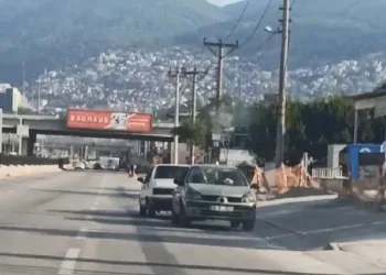 Arızalanan otomobili halatla tersten çekti