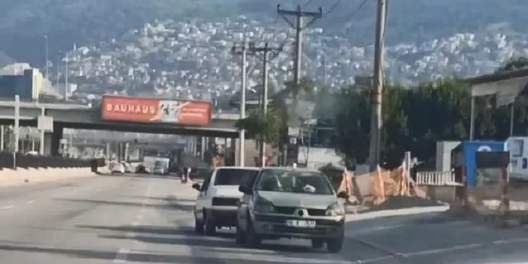 Arızalanan otomobili halatla tersten çekti