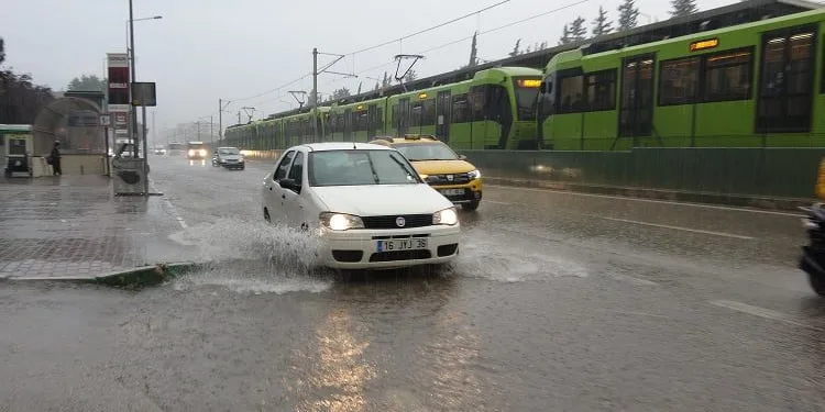 Bursa’da sağanak etkili oldu! Vatandaşlar zor anlar yaşadı