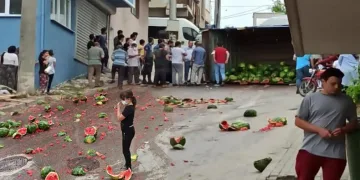 Bursa’da karpuz yüklü kamyon devrildi