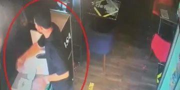 Kıymalı börek kalmadığını öğrenince satırla saldırdı