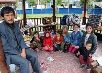 Afgan göçmenler parklarda yatıp kalkıyor