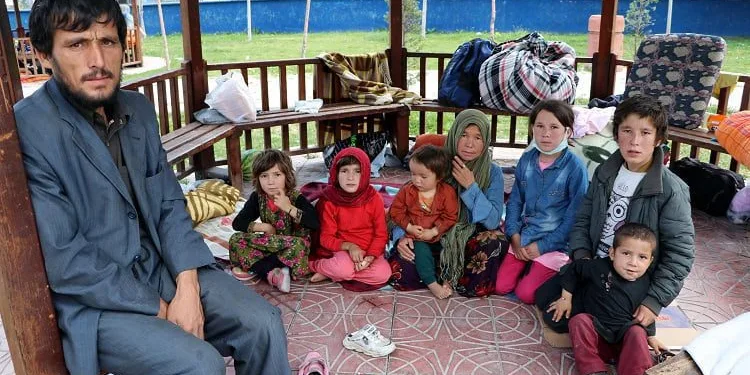 Afgan göçmenler parklarda yatıp kalkıyor