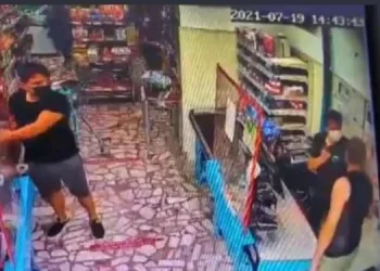 Kasiyer “Orkid var” dediği için saldırıya uğradı