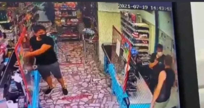 Kasiyer “Orkid var” dediği için saldırıya uğradı