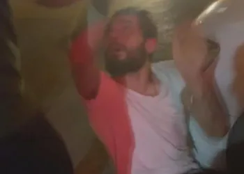 Bebeğine işkence ettiği iddia edilen babaya meydan dayağı