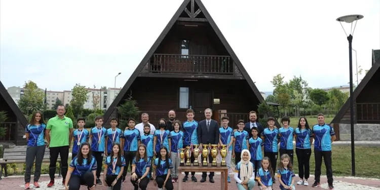 İnegöl Belediye Başkanı Alper Taban kupa avcılarıyla buluştu