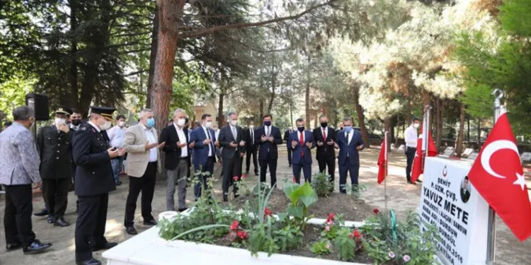 İnegöl’de 15 Temmuz programı şehitlik ziyaretiyle başladı