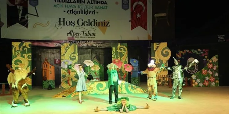 “Oz Ülkesi” tiyatro gösterisi çocukları kahkaya boğdu