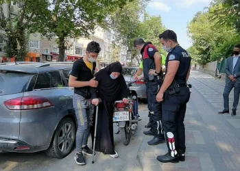 Ayağından yaralı kadın, polis otosuyla evine bırakıldı