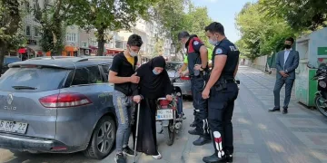 Ayağından yaralı kadın, polis otosuyla evine bırakıldı